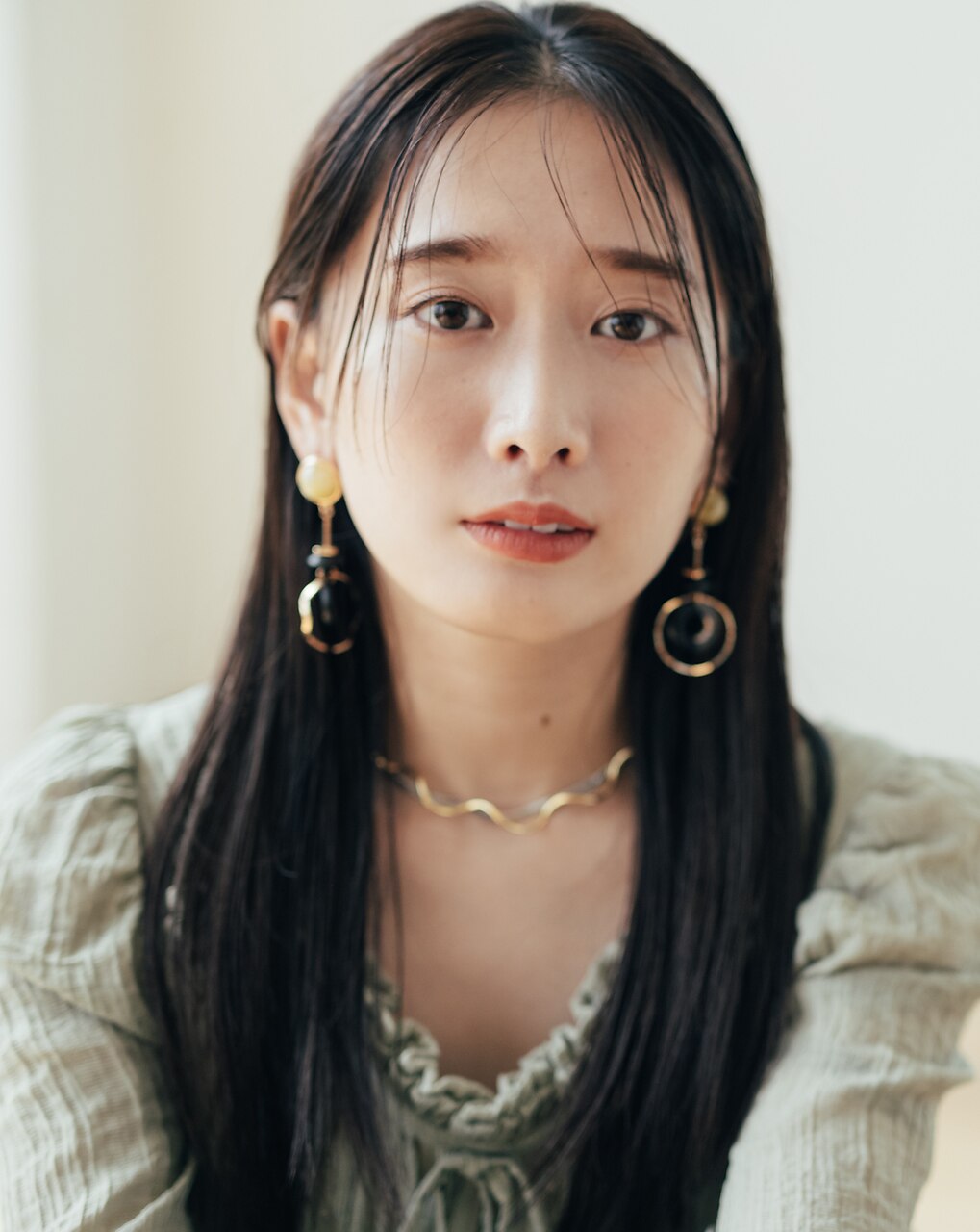 清潔感　ある軽い黒髪ヘアスタイル　シースルーバング洗足　市原
