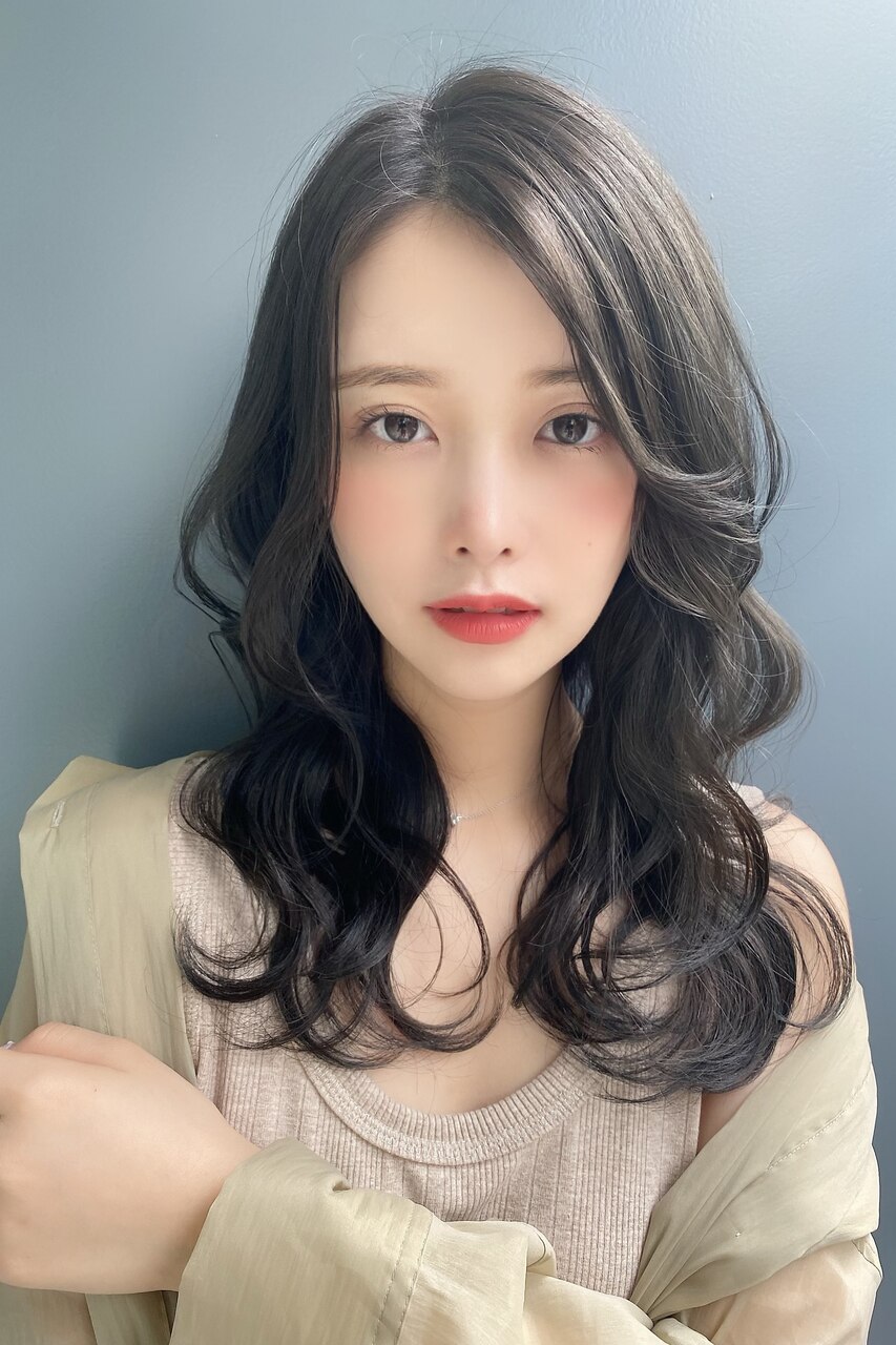 かきあげ前髪にカーキベージュのフリンジウェーブセミロング藤2