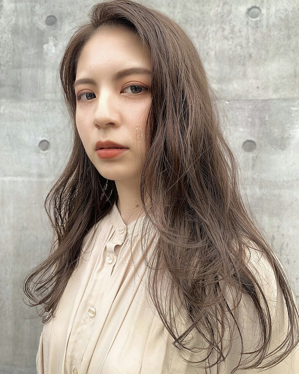 ウォームベージュってどんな色?色味の特徴とブリーチの有無別カラーカタログのサムネイル画像