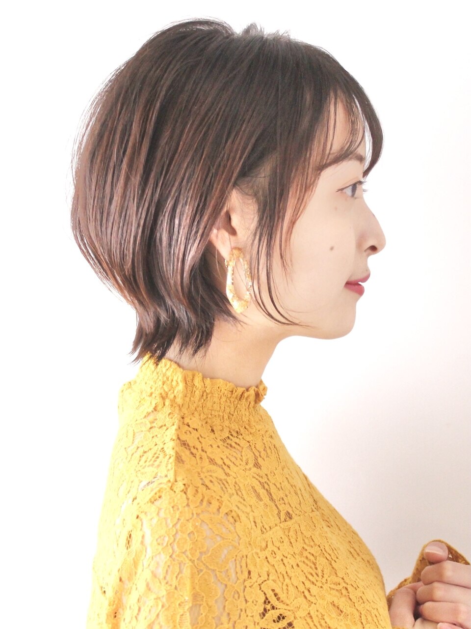 パーマをかけたくびれショート／30代40代代大人女性