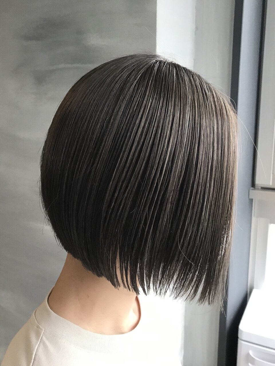 極細ハイライトパッツンボブ