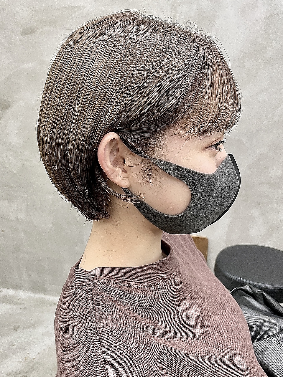 大人かわいい丸みアッシュグレージュ耳かけグラボブショート
