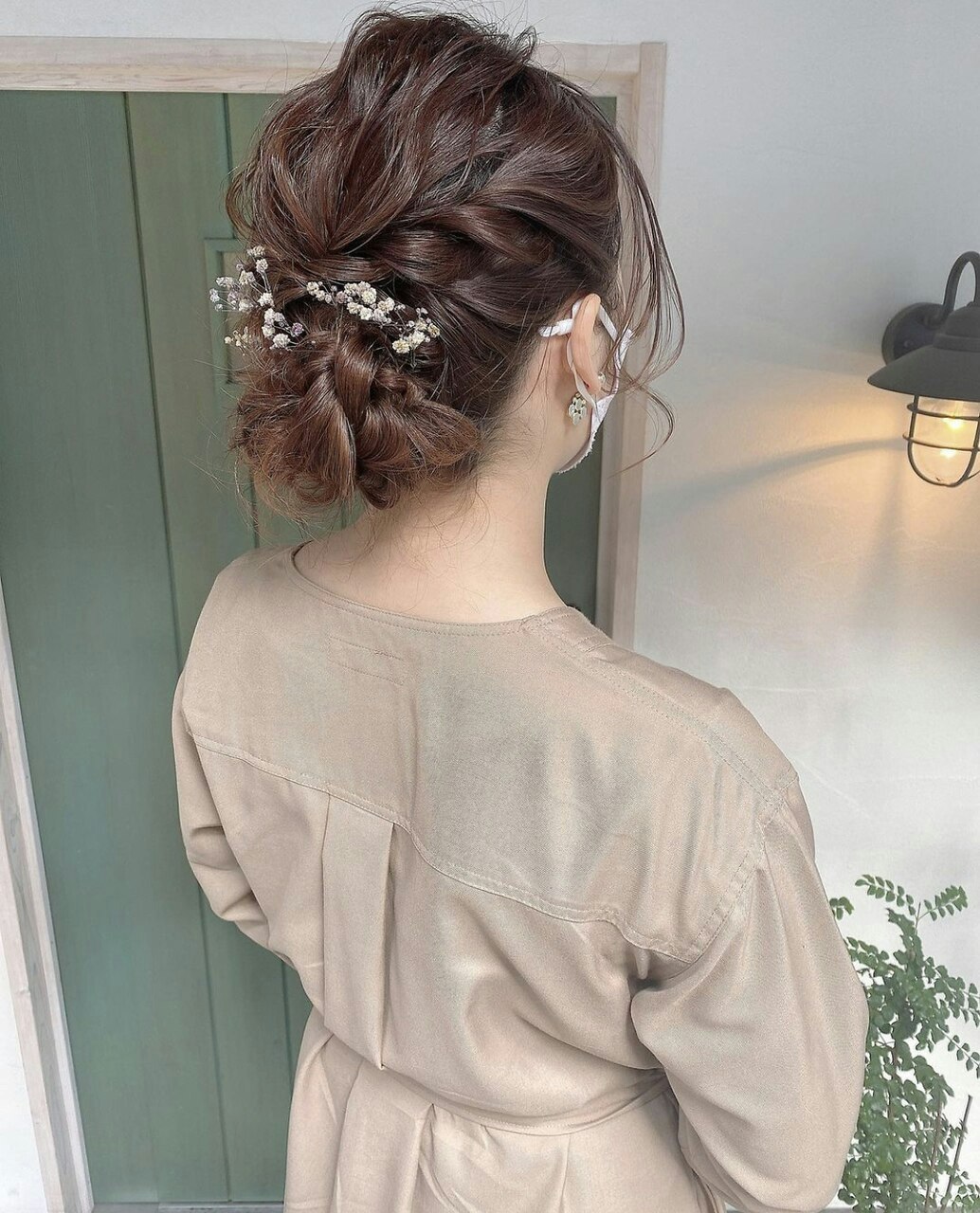 シニヨンはヘアアクセをつけて理想のまとめ髪に！テイスト別お手本スタイル集のサムネイル画像