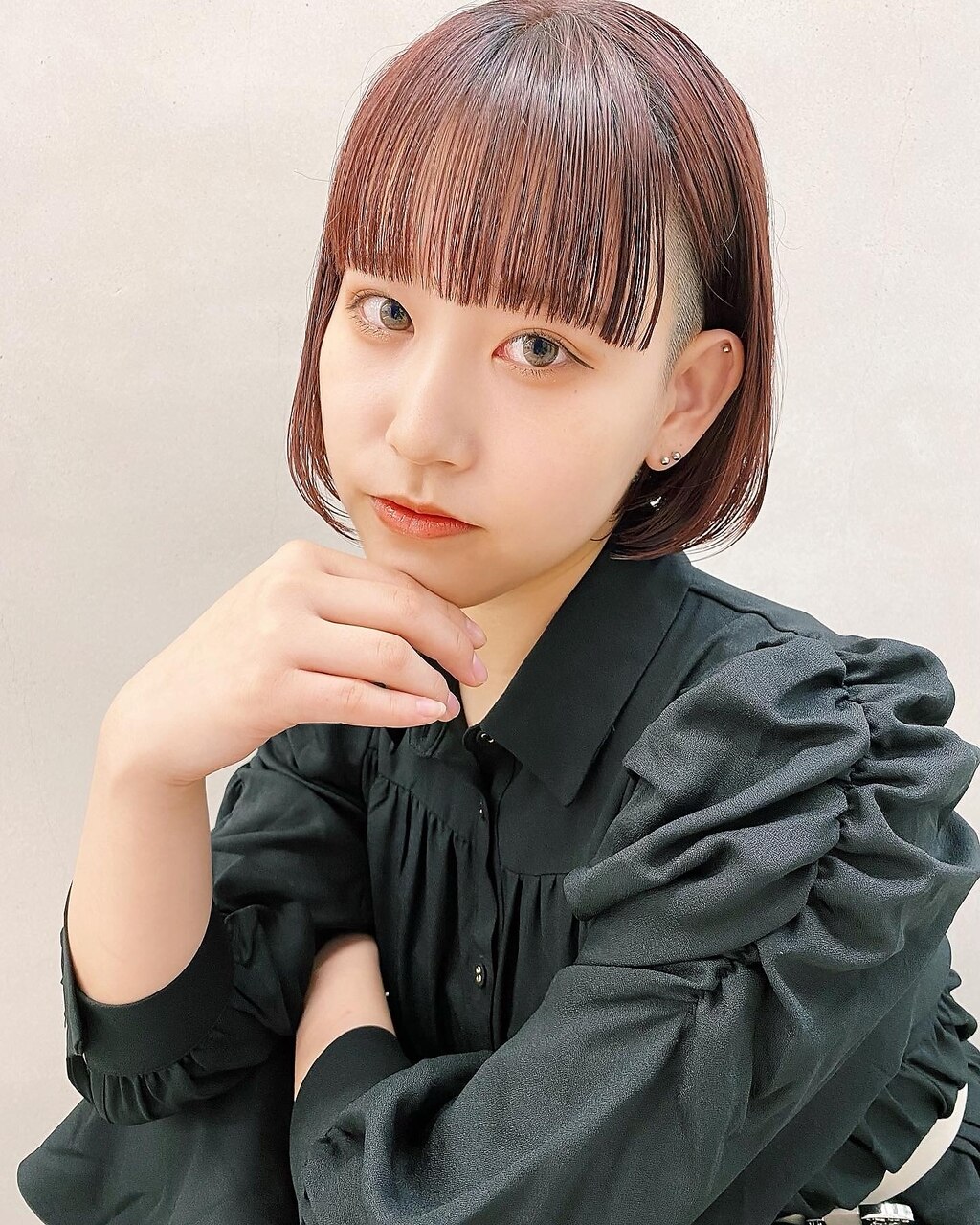 【早瀬忍　梅田中津】ボルドーピンク×刈り上げワイドバングボブ