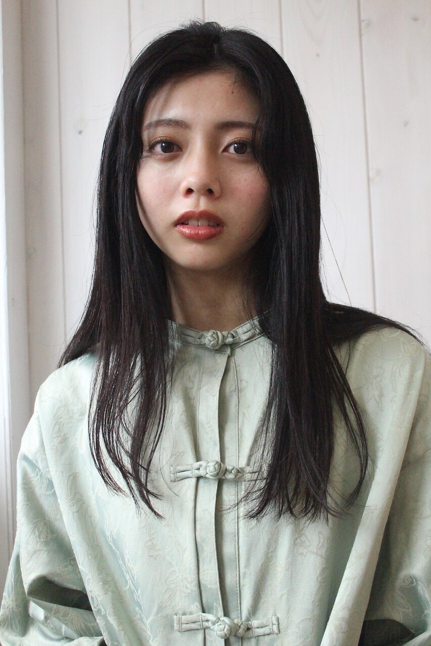 ストレートヘア セミロング オリーブグレージュ