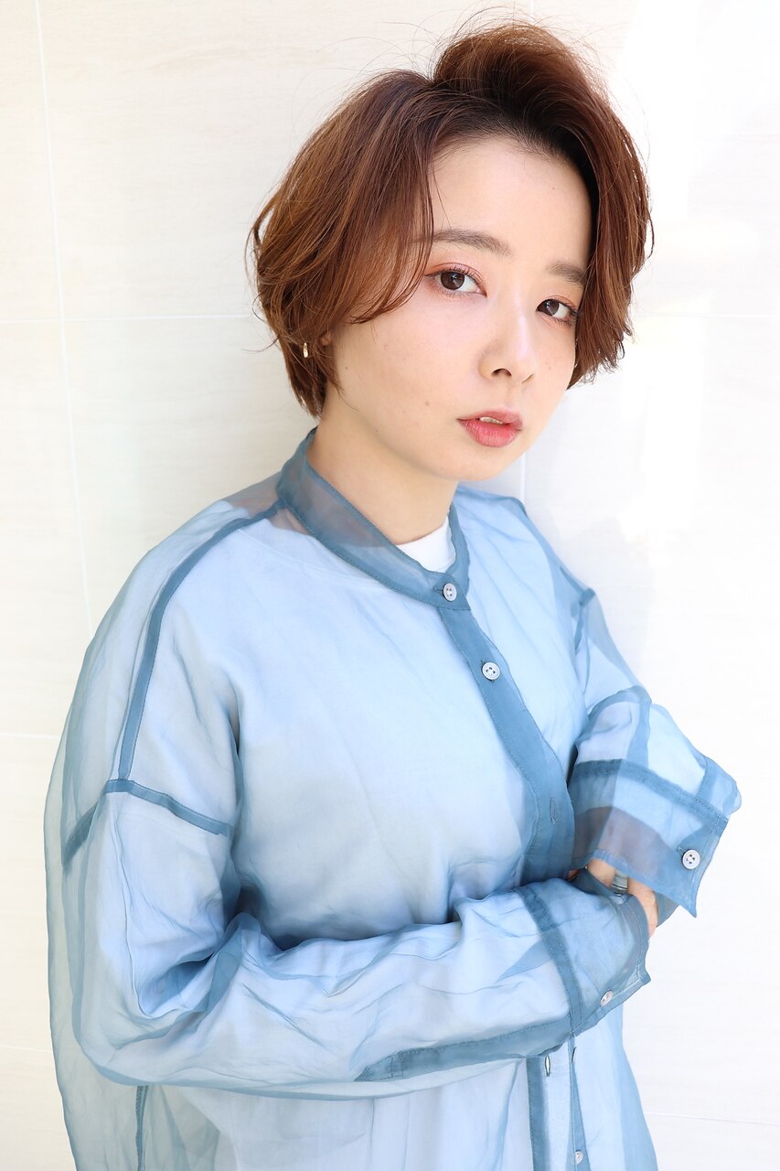 大人かわいい丸型前髪かきあげハンサムショート