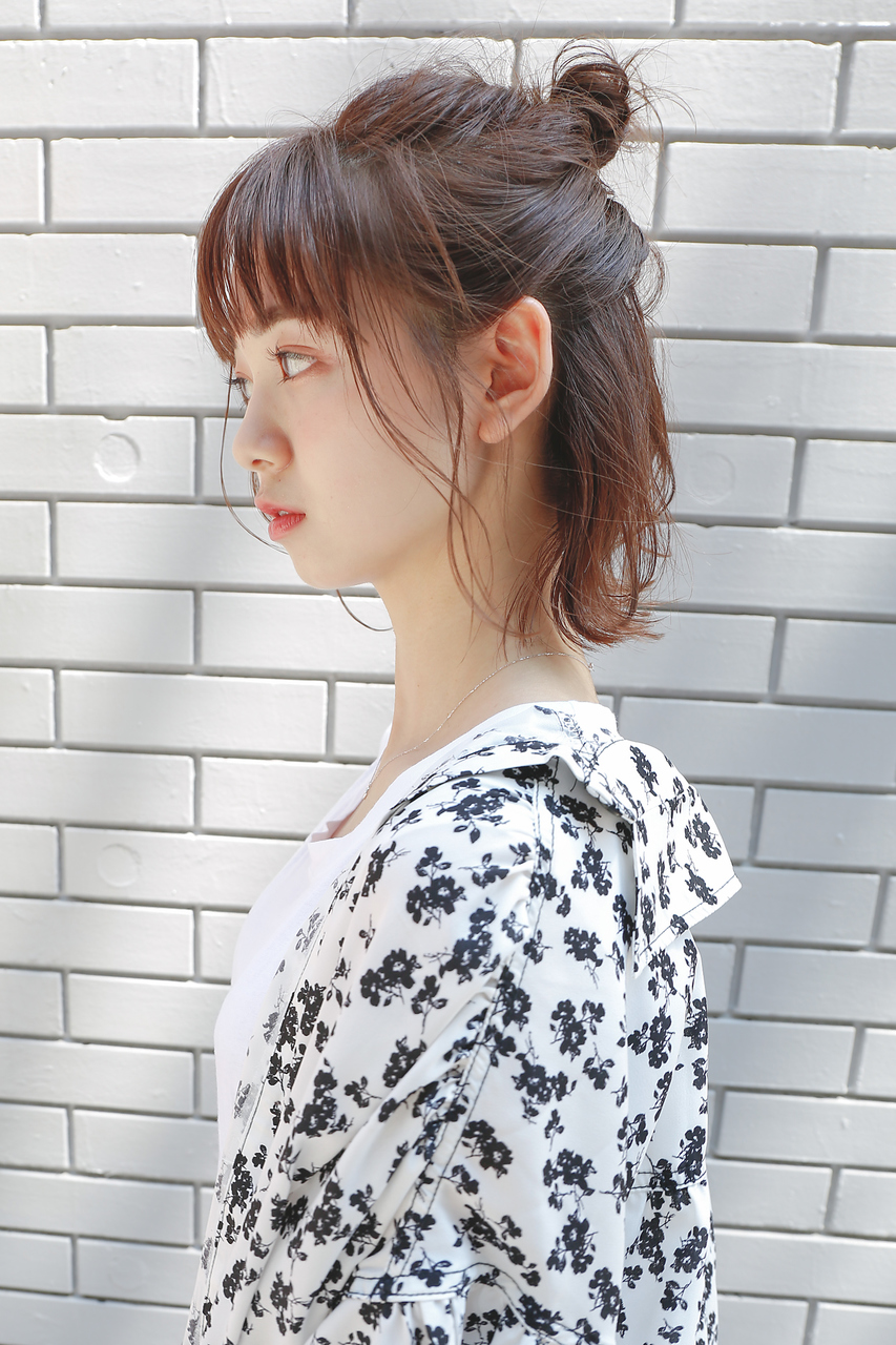 丸顔さんに似合うヘアアレンジのやり方を解説 簡単にできるおしゃれ見せスタイルをピックアップ ホットペッパービューティーマガジン 丸顔さんに似合うヘアアレンジのやり方を解説 簡単にできるおしゃれ見せスタイルをピックアップ ホットペッパービューティーマガジン