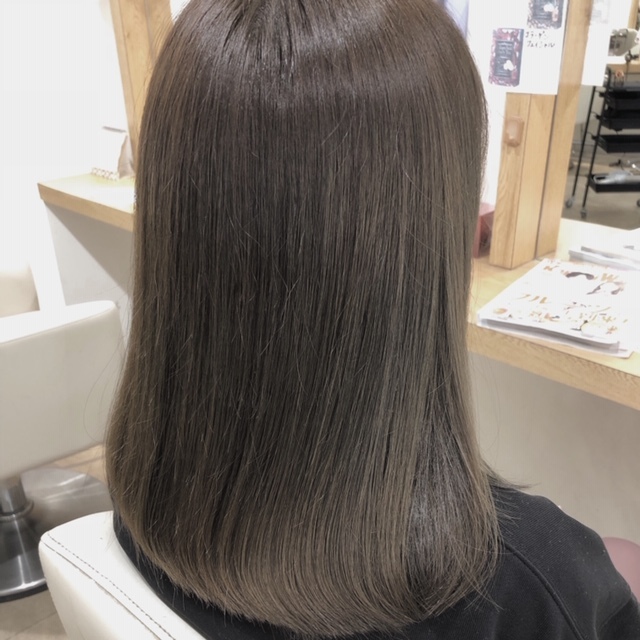 赤味を抑えた透明感カーキアッシュ