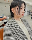 モードな前髪とインナーカラーの切りっぱなしボブ。
