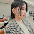 モードな前髪とインナーカラーの切りっぱなしボブ。