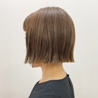 ベージュ×ぱっつんボブ