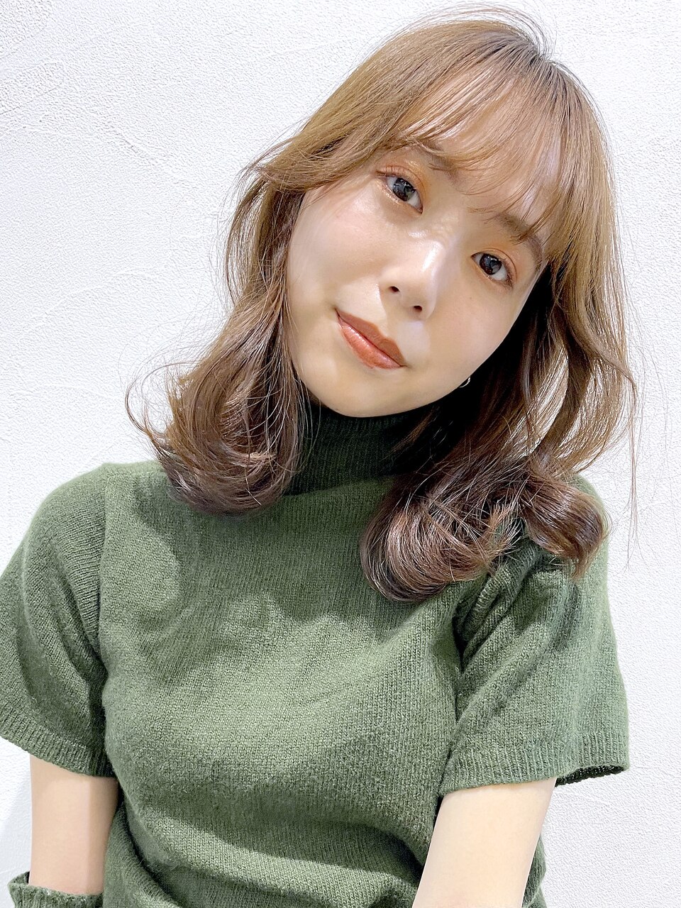 22年最新 ゆるふわミディアムヘアの巻き方を王道からトレンドまで 簡単可愛い巻き髪のコツって ホットペッパービューティーマガジン