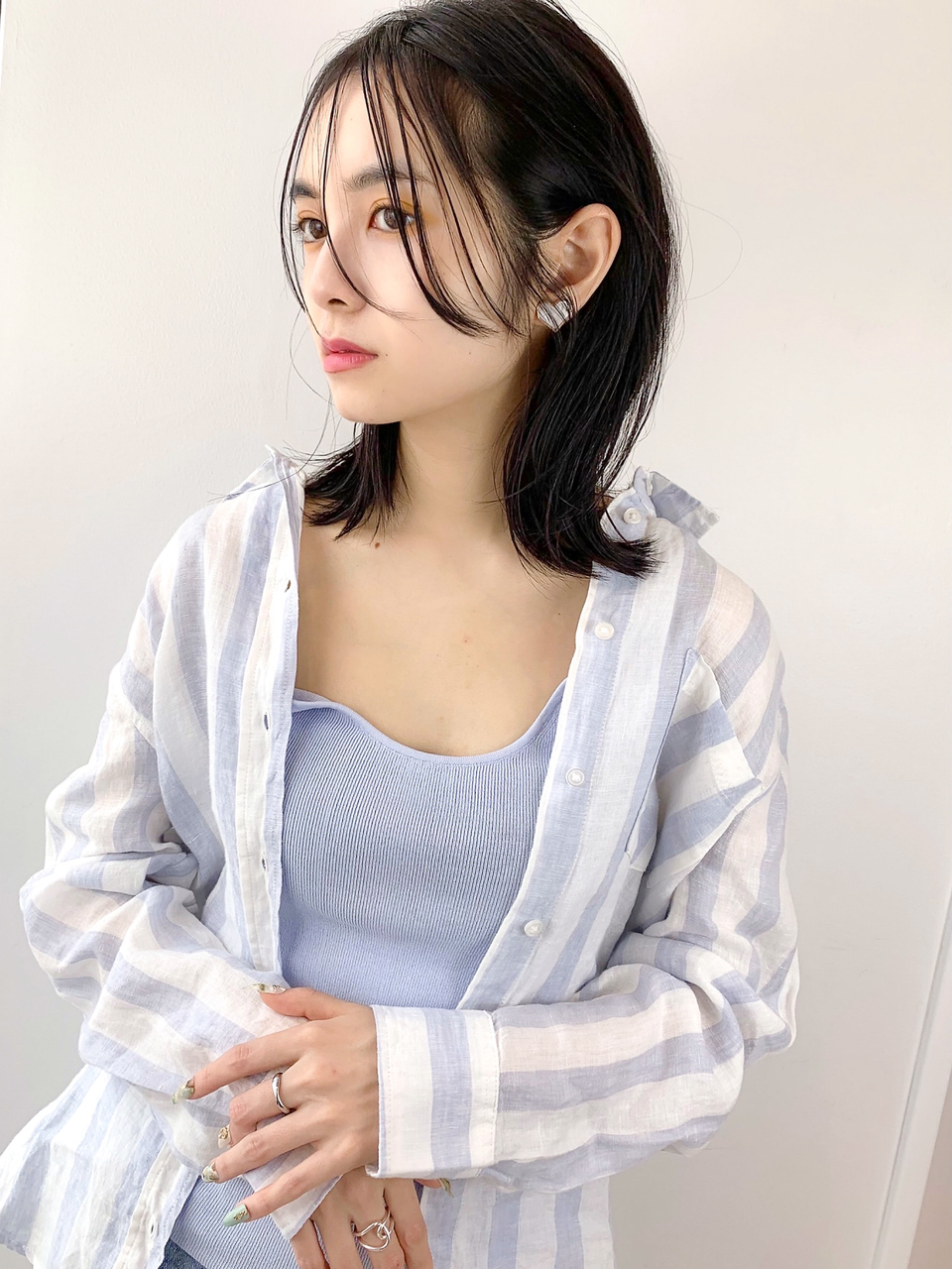 ウェット質感で外ハネ。大人の小顔ミディアムヘアスタイル。