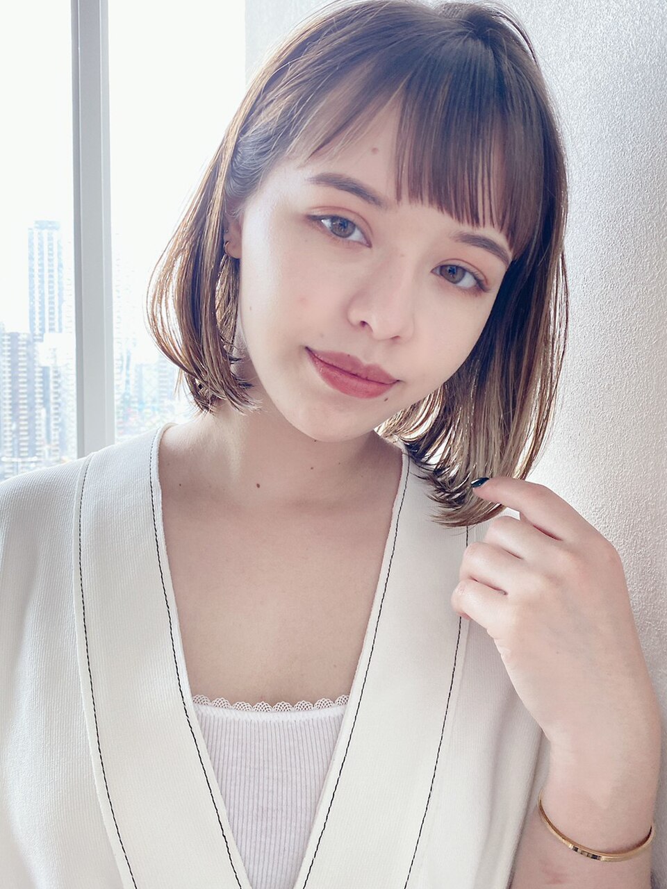 トレンド前髪の筆頭です ワイドバングの定義 魅力からおすすめスタイルまで ホットペッパービューティーマガジン トレンド前髪の筆頭です ワイドバングの定義 魅力からおすすめスタイルまで ホットペッパービューティーマガジン