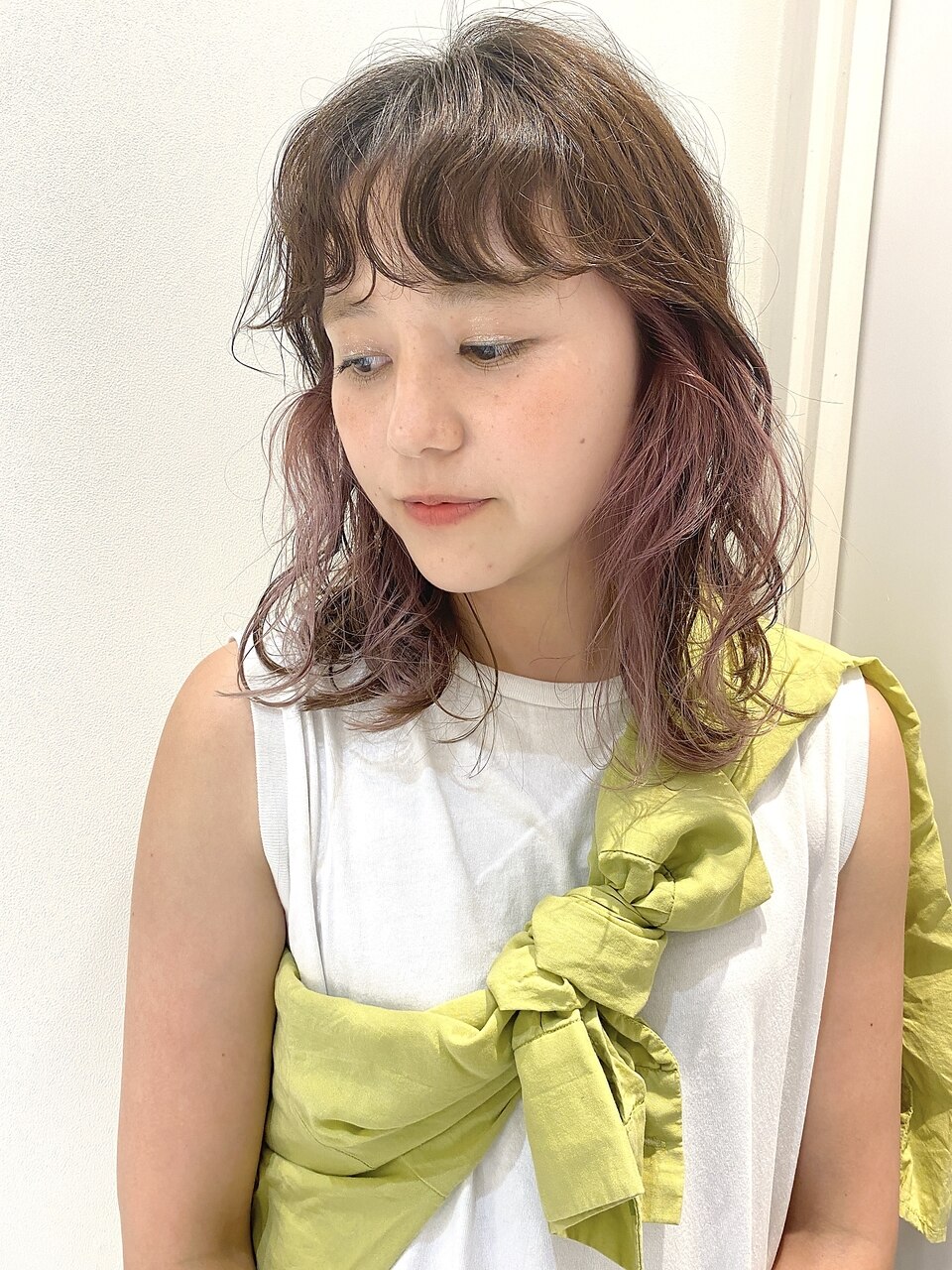 くせ毛風前髪パーマ　インナーカラー　ピンクパープル