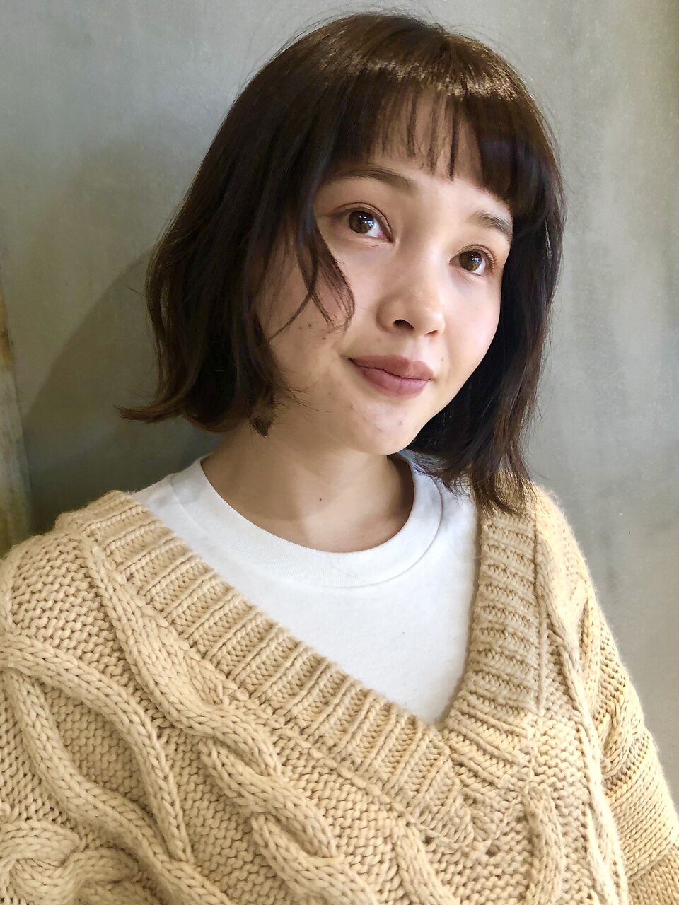アッシュベージュ眉上ナチュラルボブ
