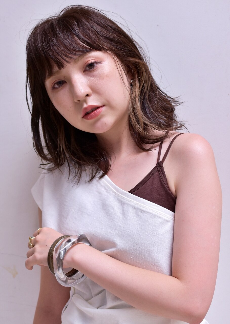 リラックス感の束感のあるカールと大人の女性のくみあわせ