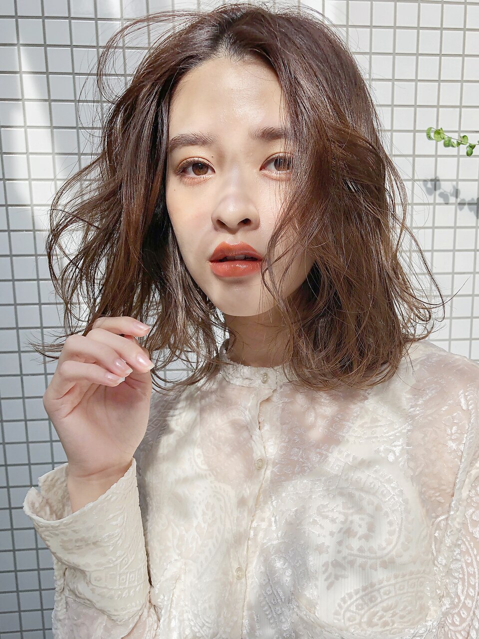 かかりにくい髪にかけるエアリーミディホワイトアッシュパーマ