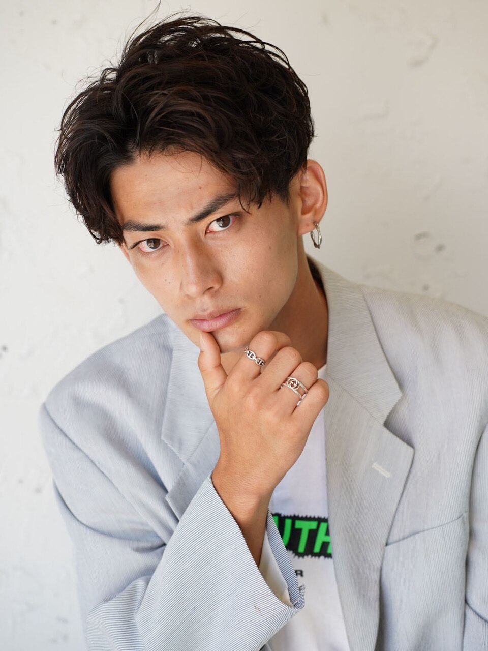 センターパートナチュラルスパイラルパーマで男らしさ◎