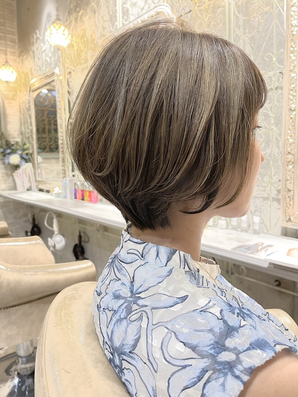 丸みショートボブ×デザインハイライトカラー