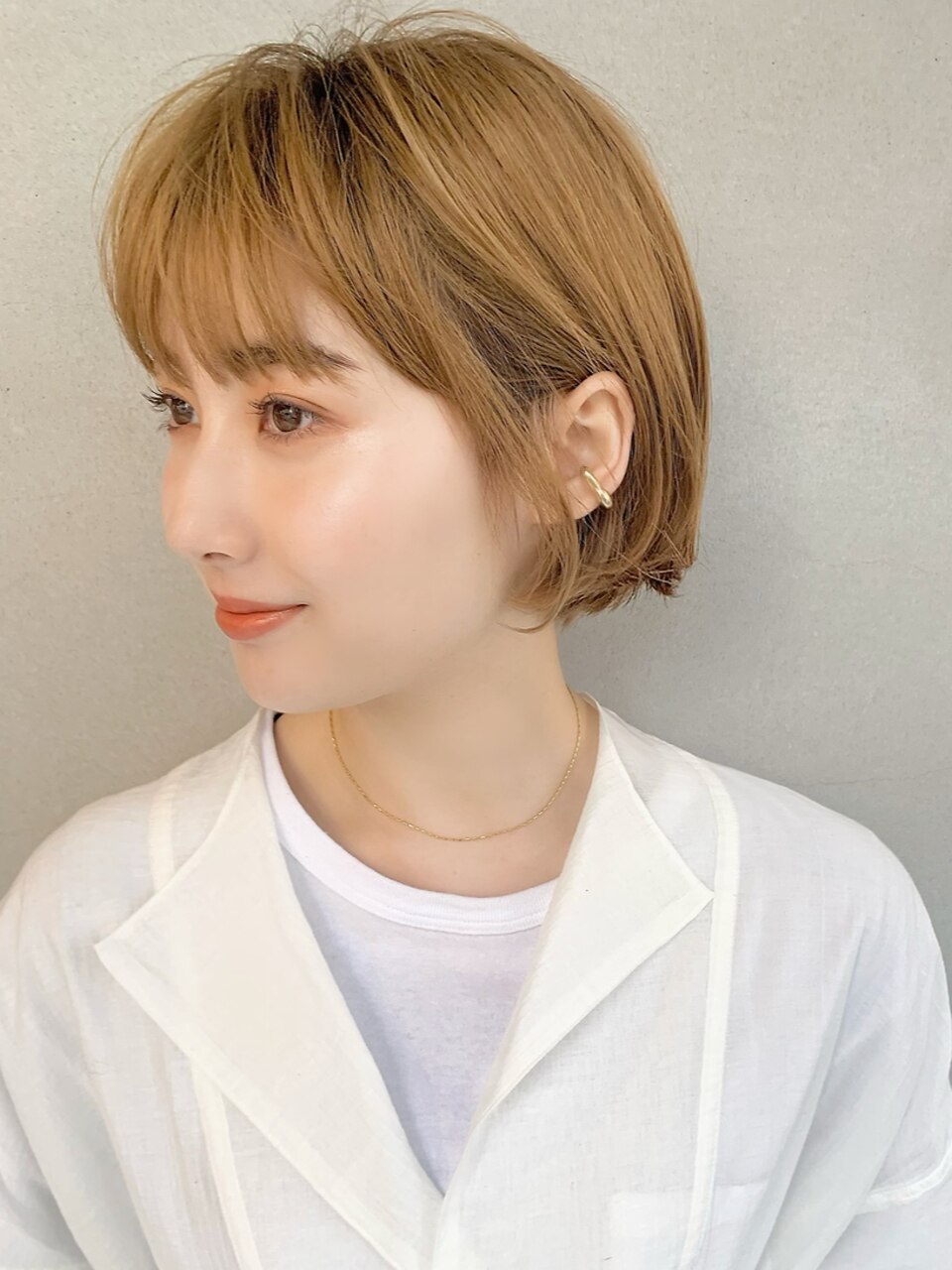ニュアンスで遊ばせるルーズな耳掛けショートボブヘア☆