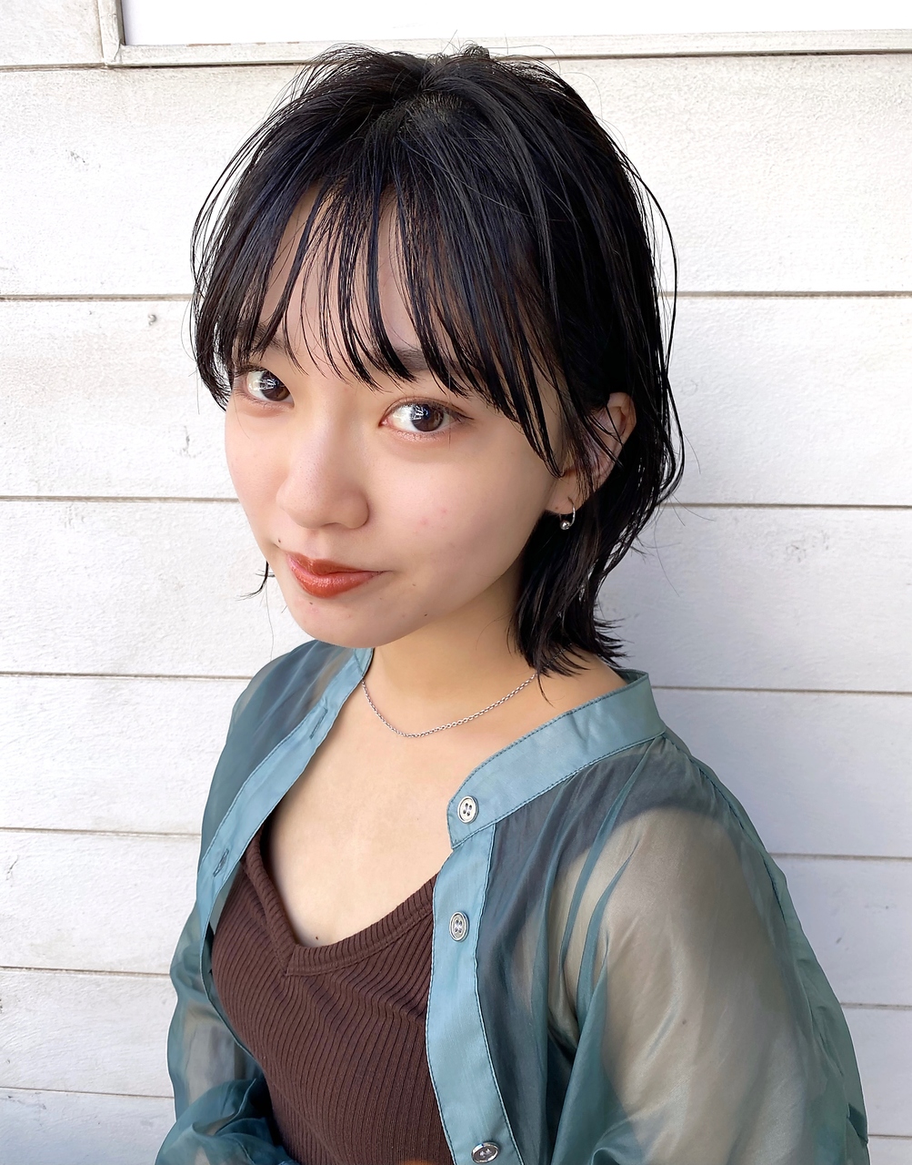 2022年春の髪型、暗髪で作るニュアンスヘアー艶感ウルフボブ