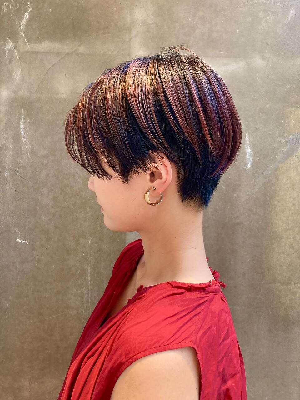 オレンジとブラックのハンサムショート