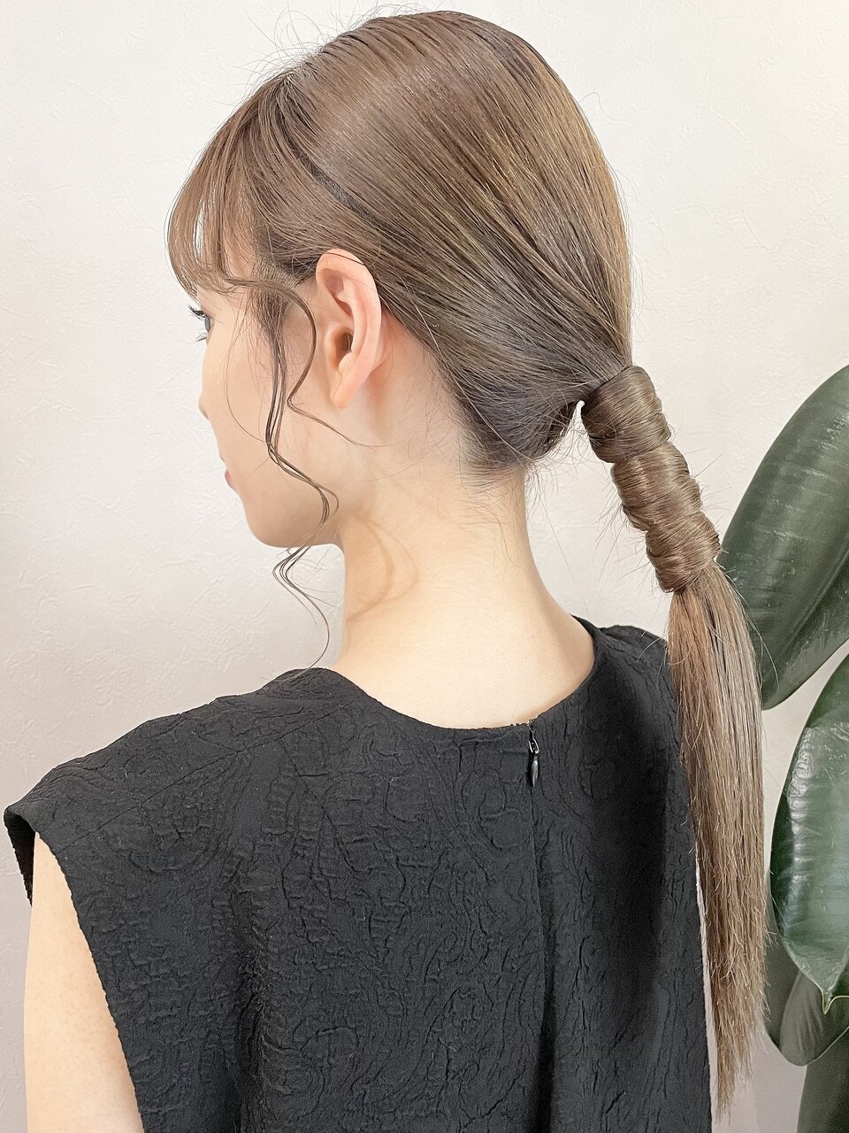 抜け感あるおくれ毛の出し方とは?2022年版ラフなまとめ髪アレンジのサムネイル画像