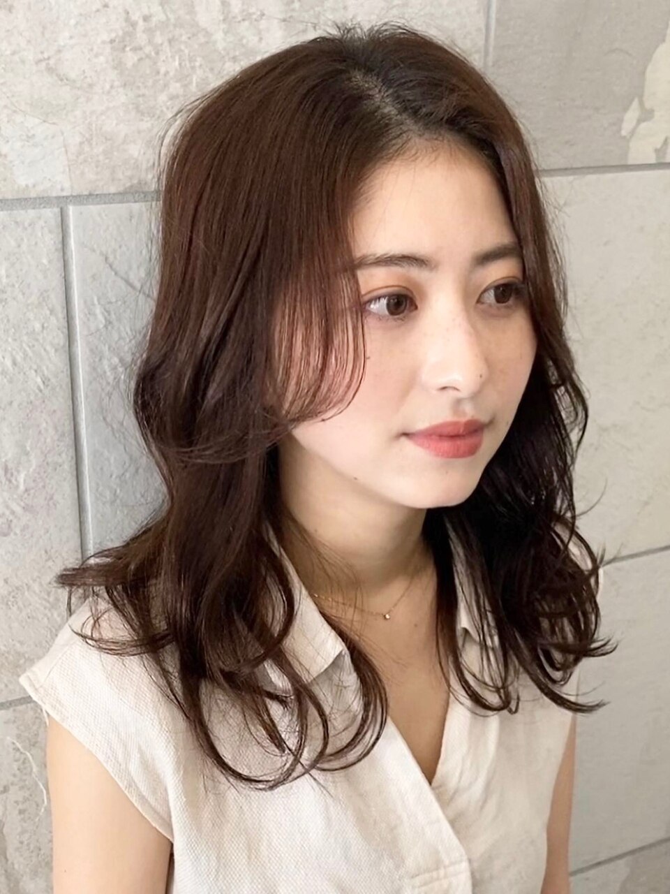 大人女性向けこなれヘア透明感グレージュカラーレイヤースタイル
