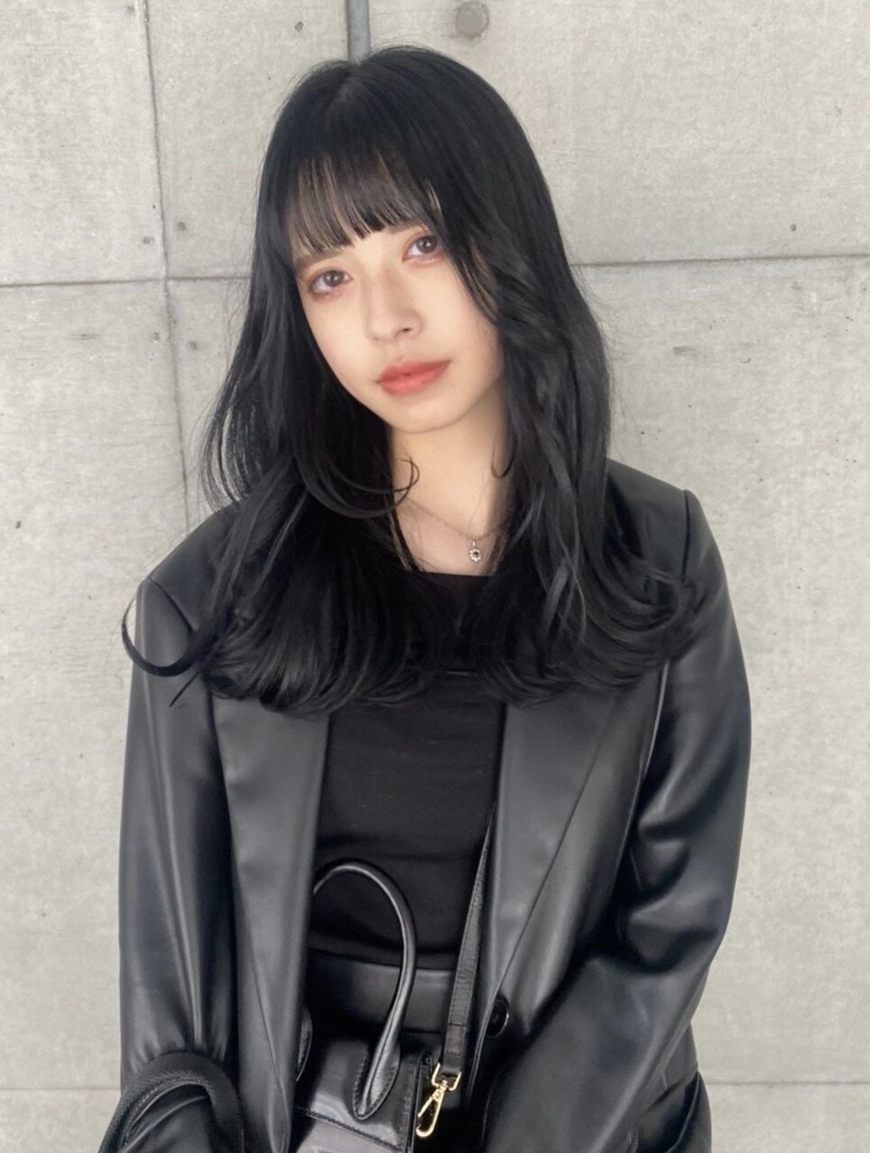 ブルーブラックってどんな髪色 色味の特徴とヘアカラーサンプル集 ホットペッパービューティーマガジン ブルーブラックってどんな髪色 色味の特徴とヘアカラーサンプル集 ホットペッパービューティーマガジン