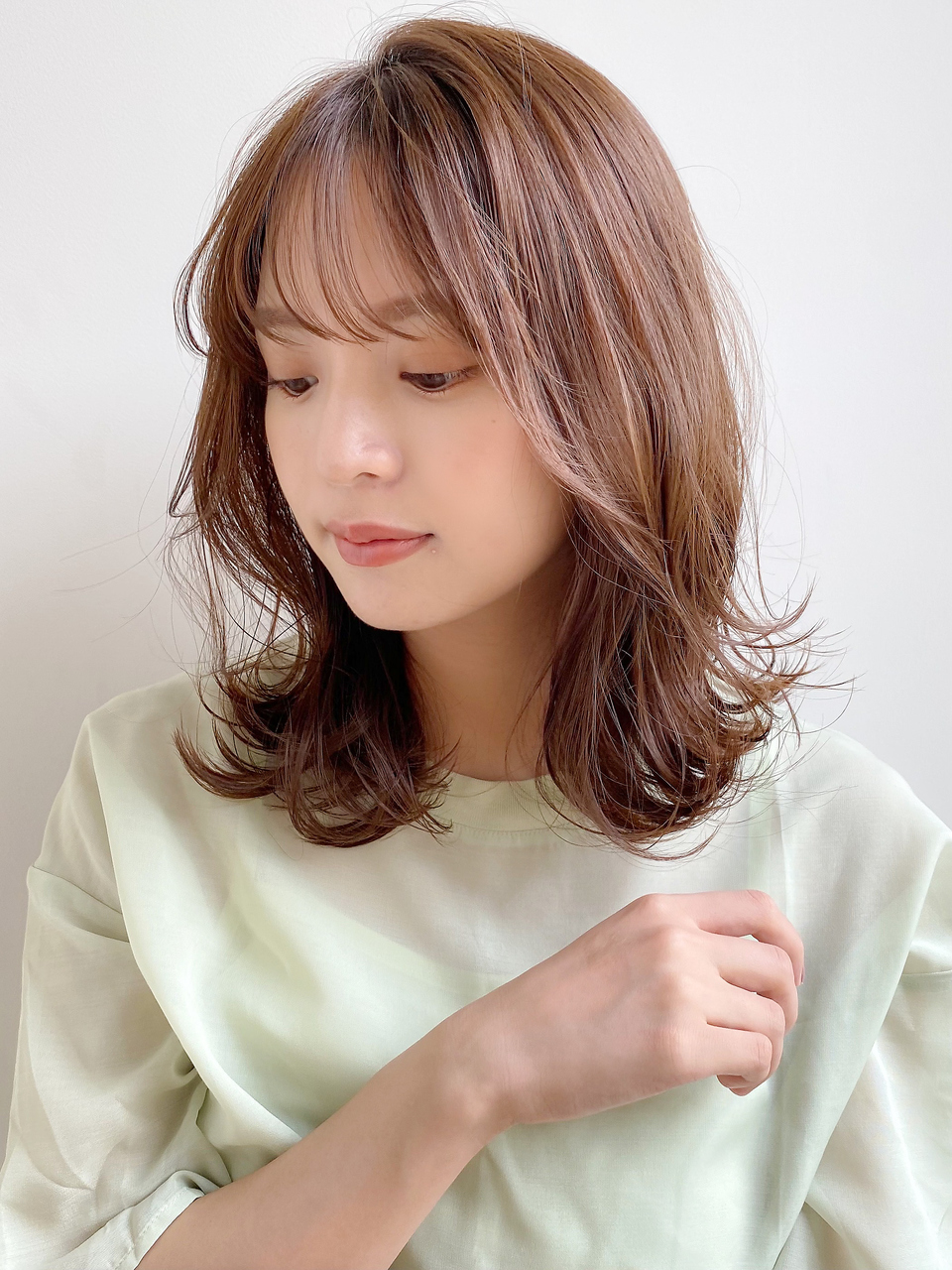 大人かわいい、カーキグレージュ，フェザーバング、小顔ボブ