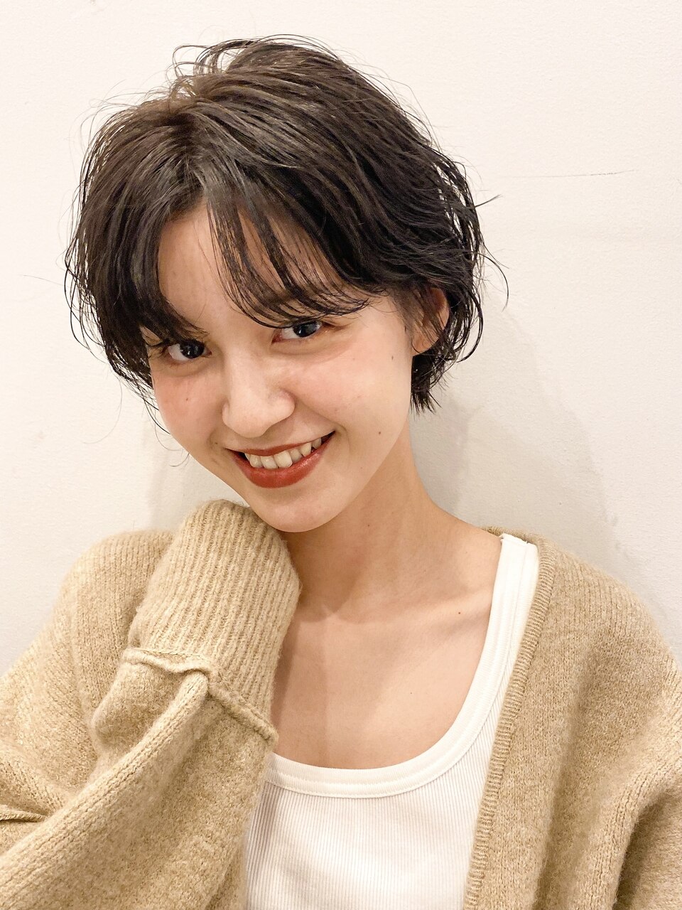 トレンドのショートはくせ毛風パーマで周りと差をつけて！