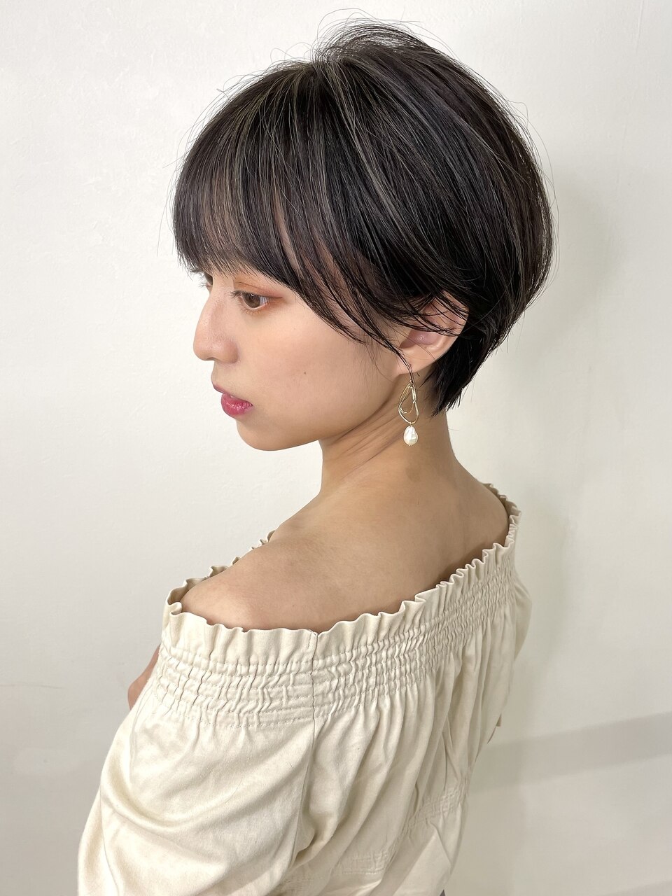 糸ハイライトで耳掛けクビレショート