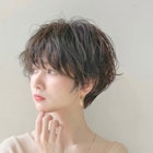 重軽ウェーブで目元がきれいなマッシュパーマ