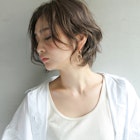 色素薄めカーキグレージュ_揺れ髪前下がりショートくびれヘア_C1