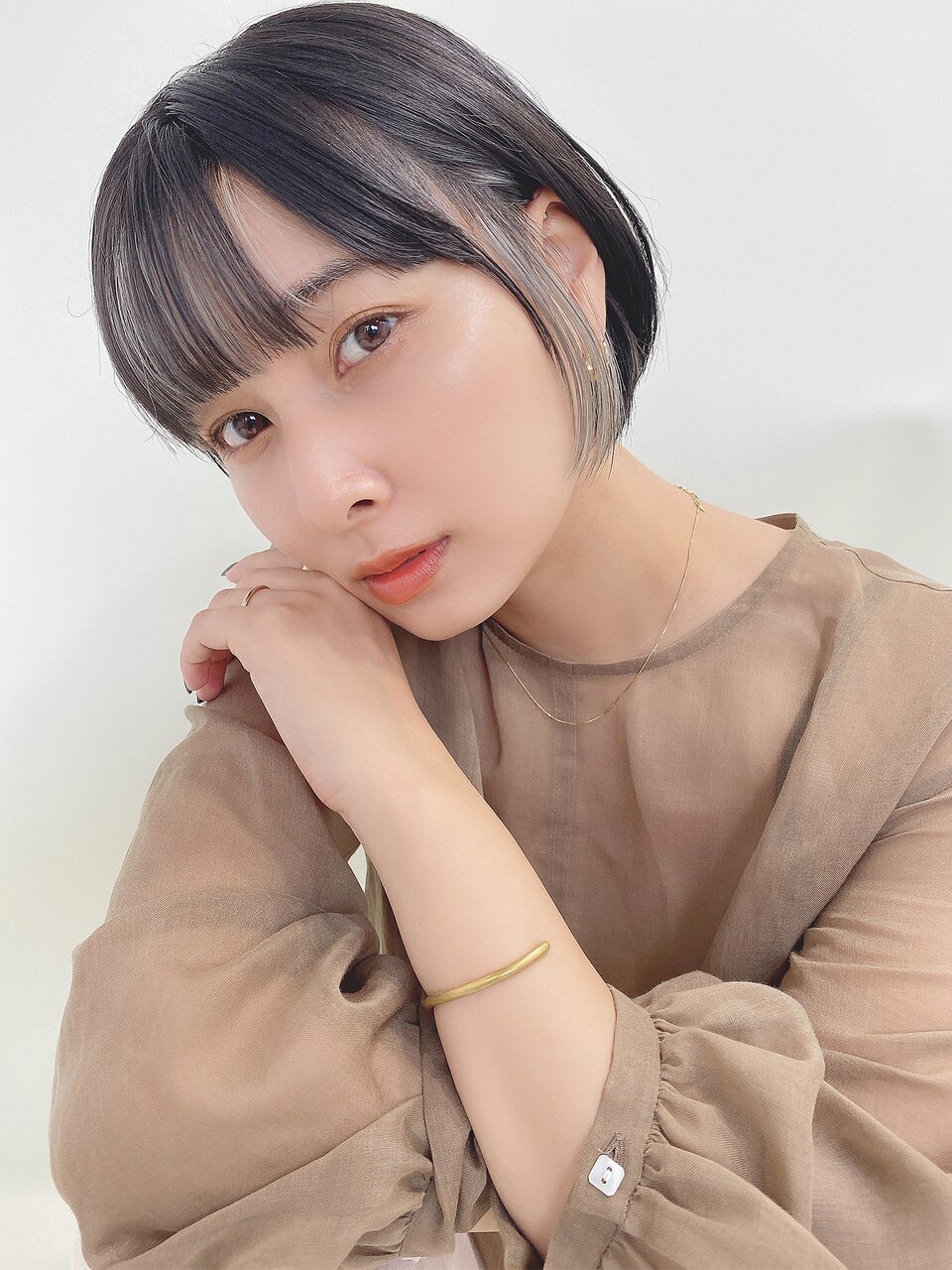 小顔に見える大人ショートボブ/インナーカラー