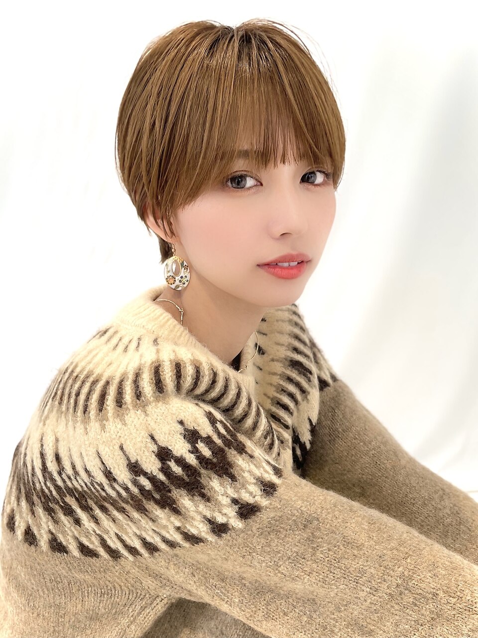 大人かわいい/マッシュショートボブ/フェザーバング/ベージュ