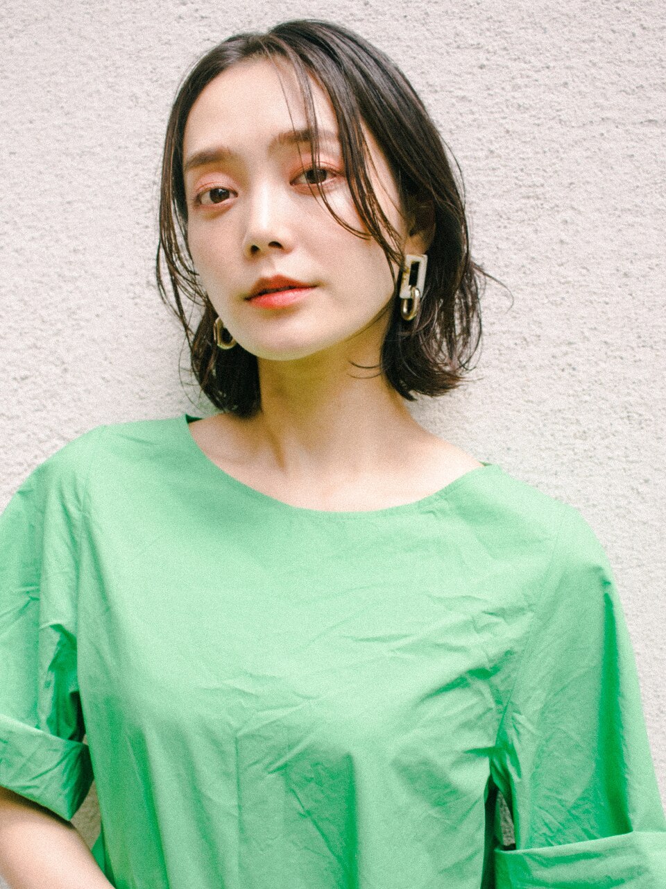 黒髪前髪パーマウェットスタイルで仕上げるミディアムパーマ