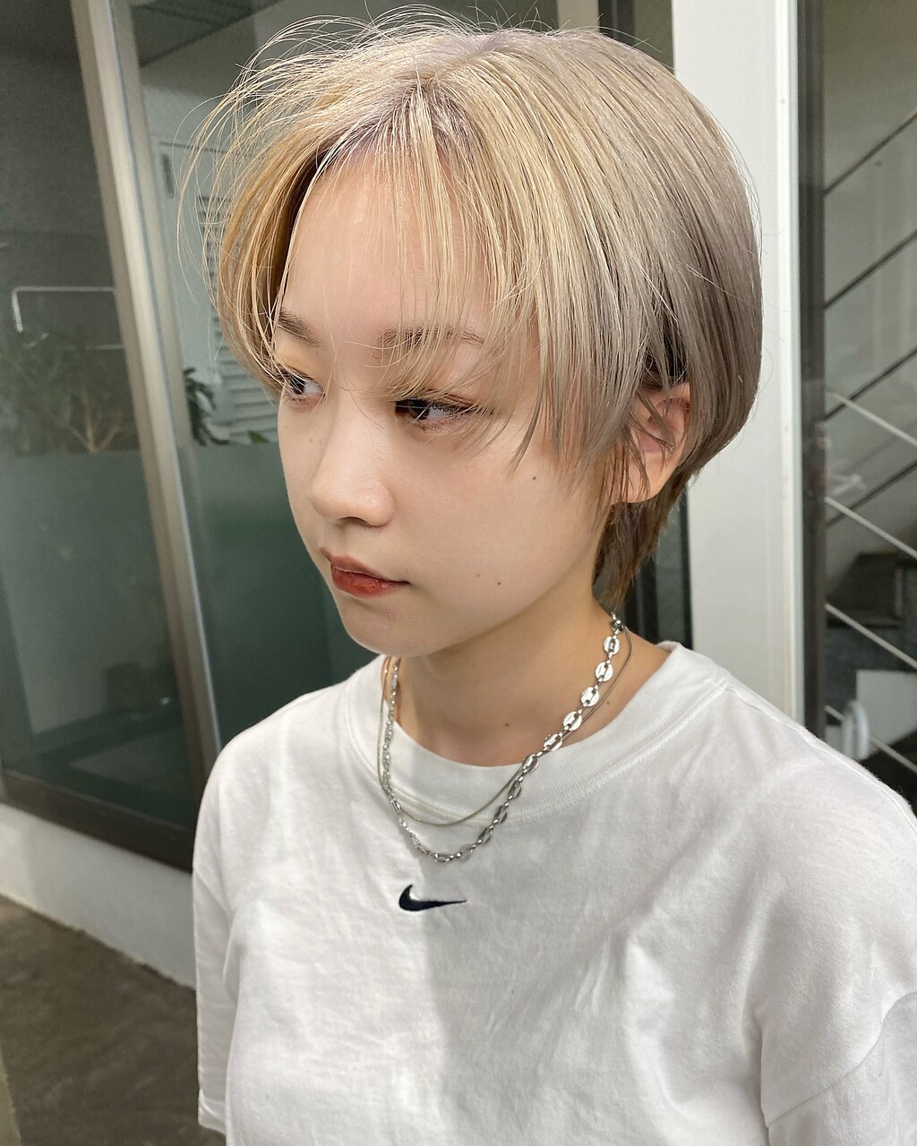 ホワイトカラーのハンサムショート