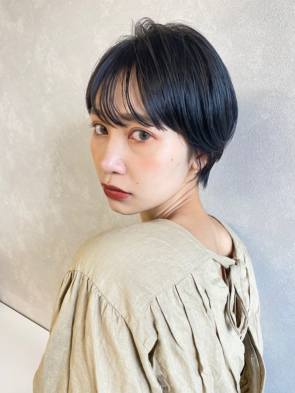 変幻自在なブルーアッシュ 黒っぽいけど黒じゃない レングス別厳選おすすめカタログ特集 ホットペッパービューティーマガジン