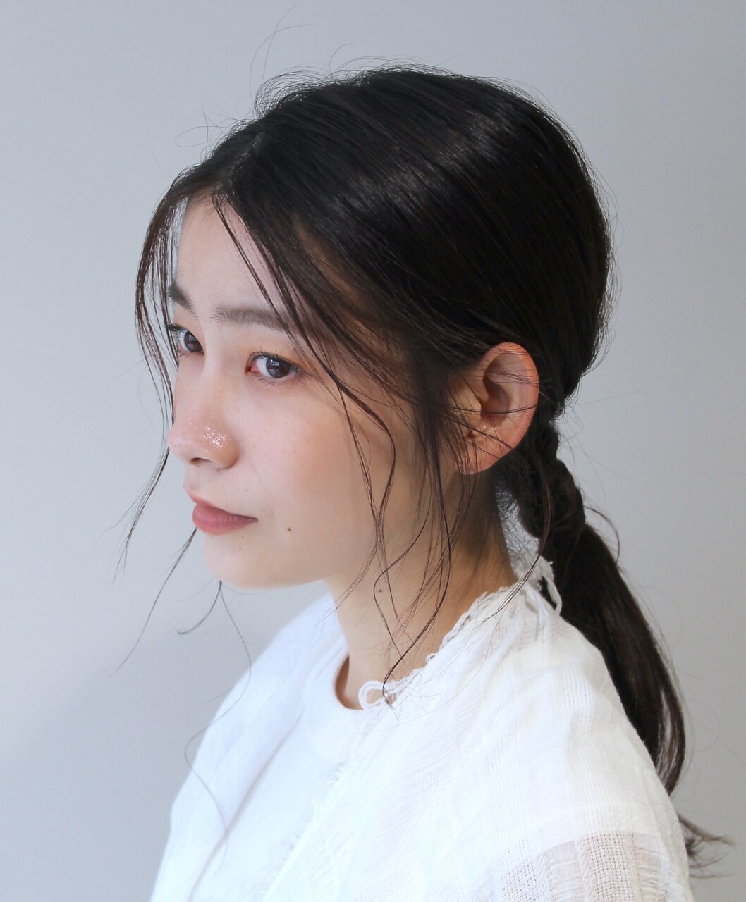 ベース顔さんのアレンジは 後れ毛づかい にあり 美人顔に見せるおすすめスタイル特集 ホットペッパービューティーマガジン ベース顔さんのアレンジは 後れ毛づかい にあり 美人顔に見せるおすすめスタイル特集 ホットペッパービューティーマガジン