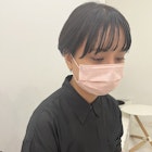 暗髪シンプル耳掛けショート