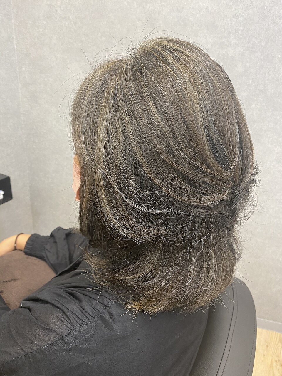【白髪ぼかしハイライト×レイヤーカット】