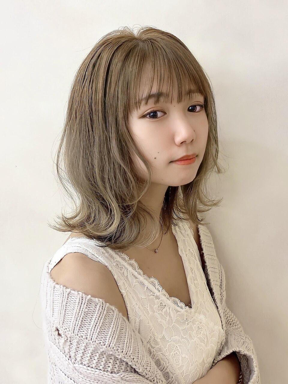 ぱっつん前髪を大人っぽく見せたい おすすめスタイリングテク スタイル見本集 ホットペッパービューティーマガジン ぱっつん前髪を大人っぽく見せたい おすすめスタイリングテク スタイル見本集 ホットペッパービューティーマガジン