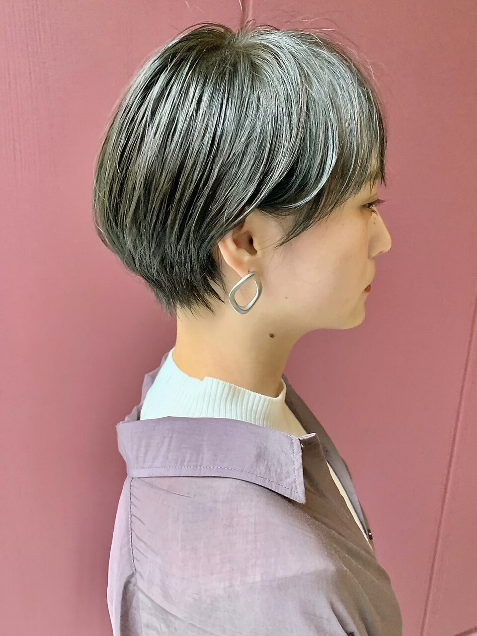 緑系の髪色で一層おしゃれに。抜け感が出せるグリーンヘアカラー ...