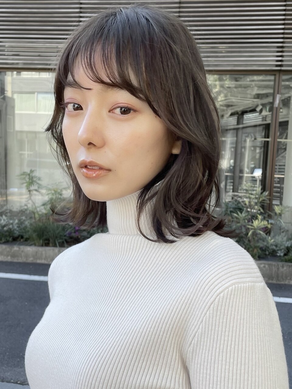 くびれミディアムレイヤー グレージュカラー / アディクシーカラ