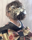 成人式ヘアアレンジ　ふわふわ下目シニヨン