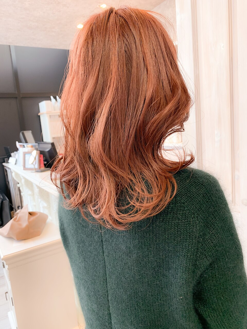 ピンクオレンジのヘアカラー見本集。ブリーチありとブリーチなしの色の