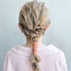 レザーロングリボンアレンジ_くびれヘアビタミンカラー_ba335451