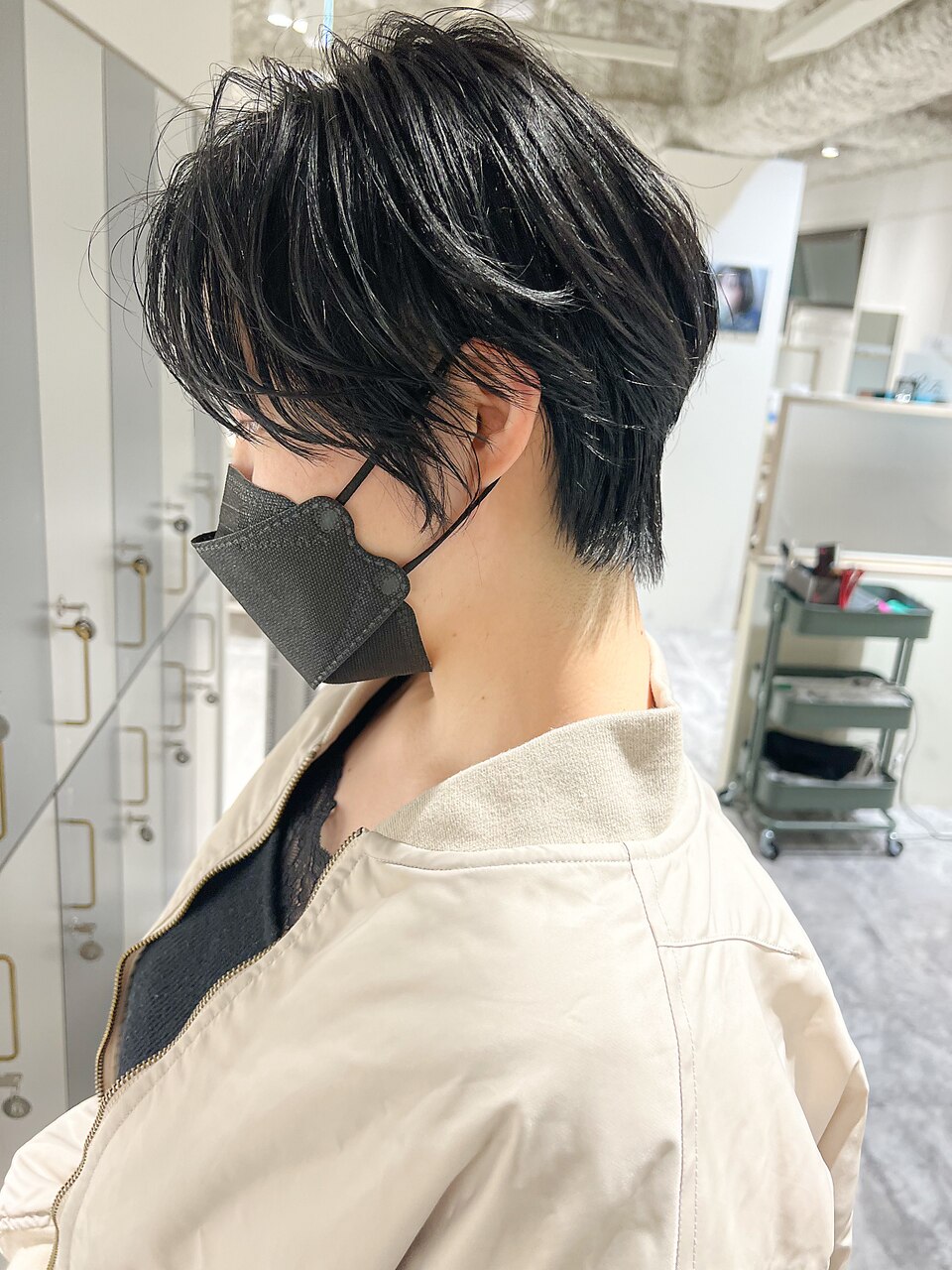 デコルテと首がもっと綺麗に見えるモードなハンサムショート